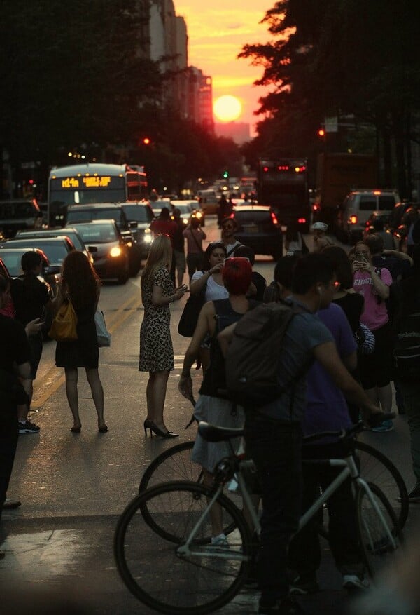 Manhattanhenge:Ο ήλιος δύει ανάμεσα στους ουρανοξύστες