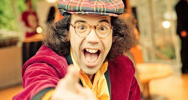 Nardwuar: Οι ιδιοφυείς συνεντεύξεις του αλλόκοτου αυτού Καναδού..