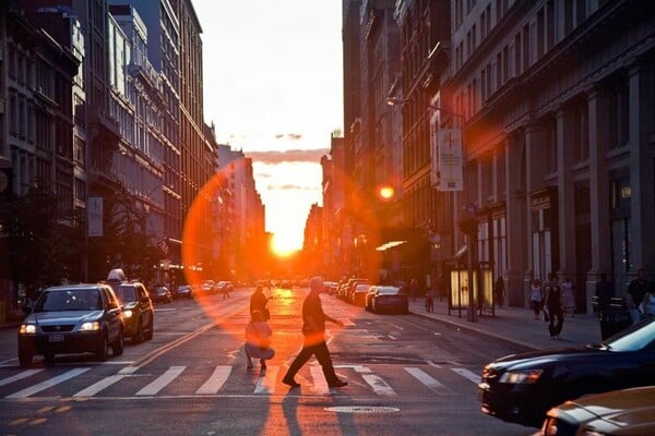 Manhattanhenge:Ο ήλιος δύει ανάμεσα στους ουρανοξύστες