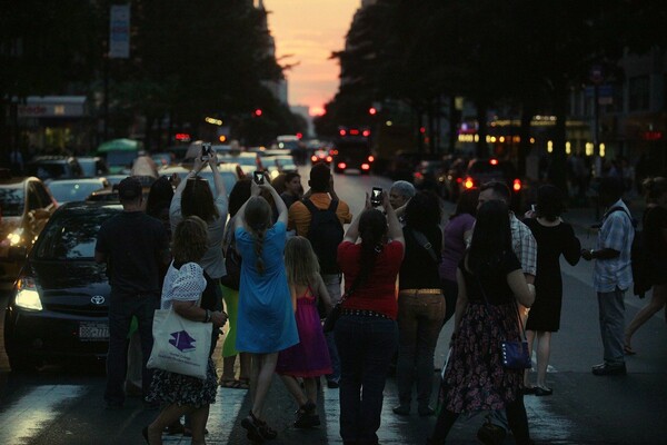 Manhattanhenge:Ο ήλιος δύει ανάμεσα στους ουρανοξύστες