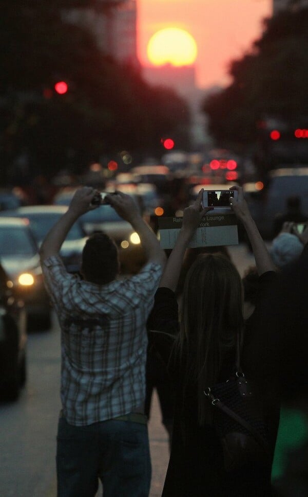 Manhattanhenge:Ο ήλιος δύει ανάμεσα στους ουρανοξύστες