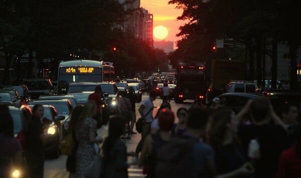 Manhattanhenge:Ο ήλιος δύει ανάμεσα στους ουρανοξύστες