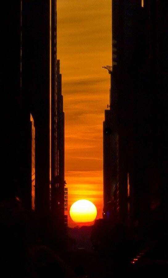 Manhattanhenge:Ο ήλιος δύει ανάμεσα στους ουρανοξύστες