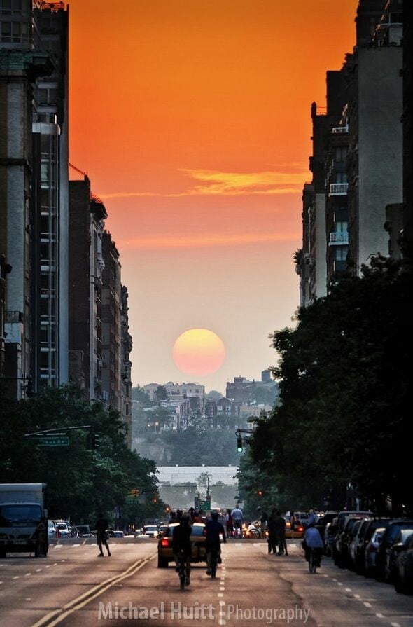 Manhattanhenge:Ο ήλιος δύει ανάμεσα στους ουρανοξύστες