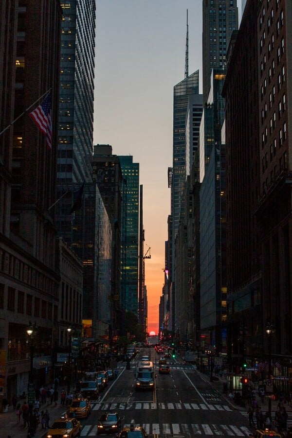 Manhattanhenge:Ο ήλιος δύει ανάμεσα στους ουρανοξύστες