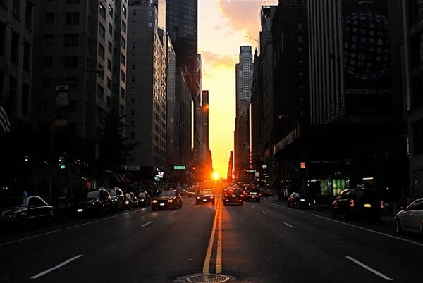 Manhattanhenge:Ο ήλιος δύει ανάμεσα στους ουρανοξύστες