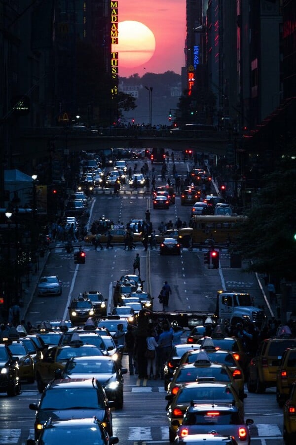 Manhattanhenge:Ο ήλιος δύει ανάμεσα στους ουρανοξύστες