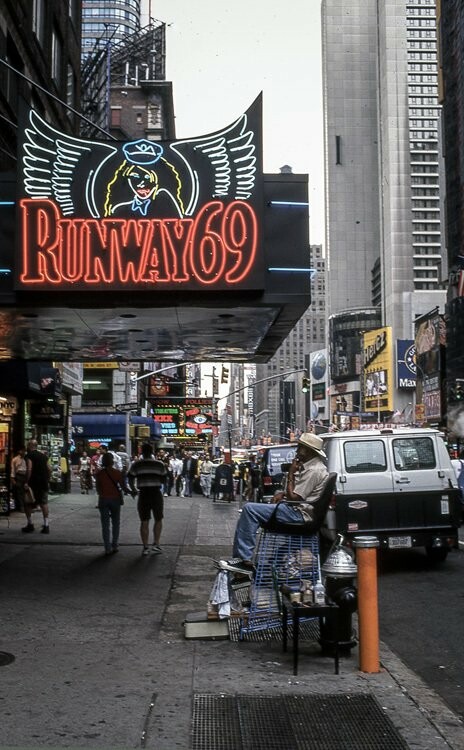 Η Times Square στα μέσα στης δεκαετίας του 1990. Αγνώριστη.