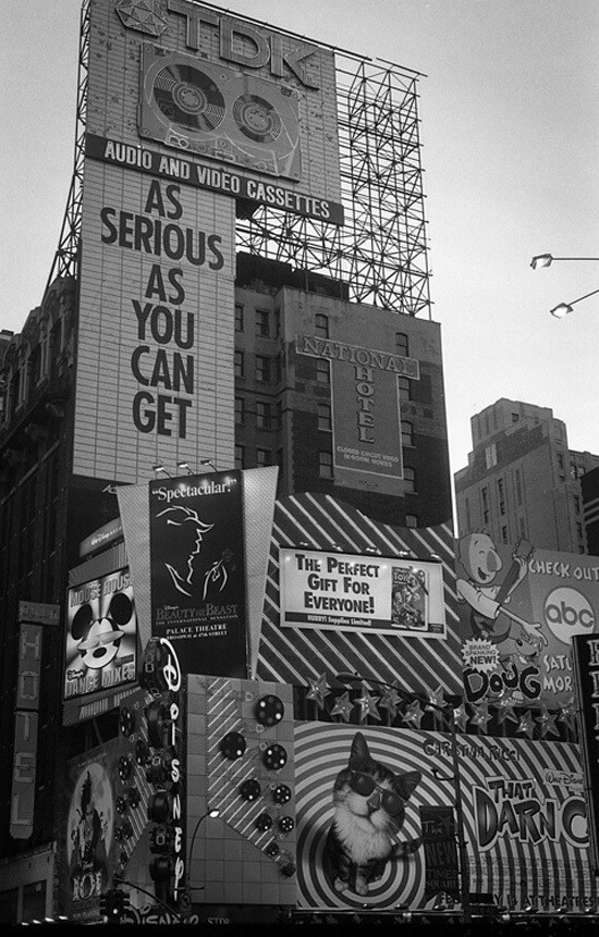 Η Times Square στα μέσα στης δεκαετίας του 1990. Αγνώριστη.