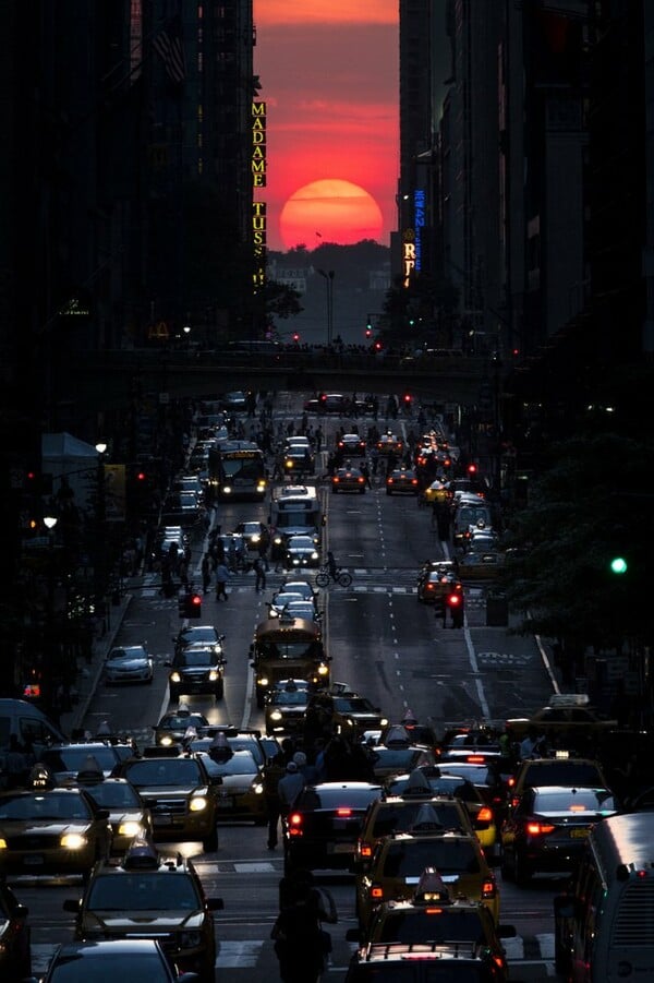 Manhattanhenge:Ο ήλιος δύει ανάμεσα στους ουρανοξύστες