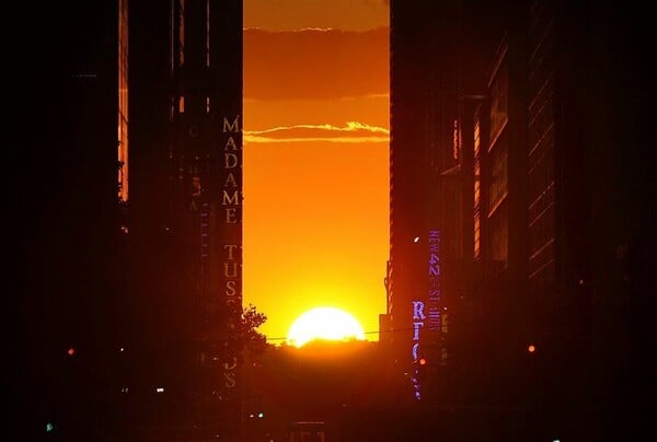 Manhattanhenge:Ο ήλιος δύει ανάμεσα στους ουρανοξύστες