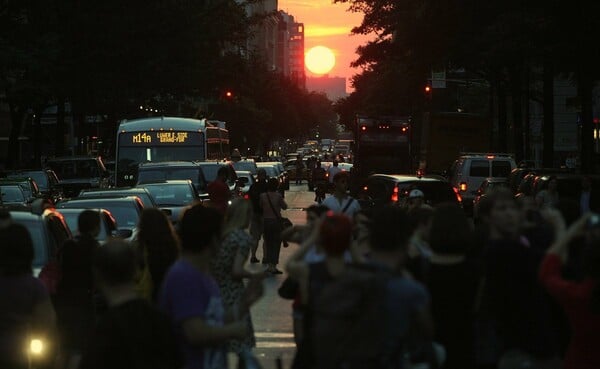 Manhattanhenge:Ο ήλιος δύει ανάμεσα στους ουρανοξύστες