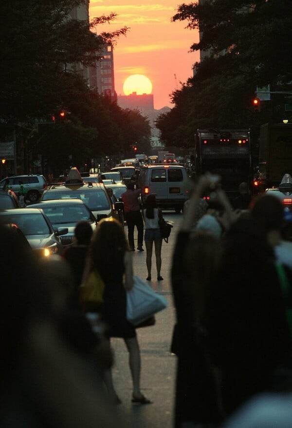 Manhattanhenge:Ο ήλιος δύει ανάμεσα στους ουρανοξύστες