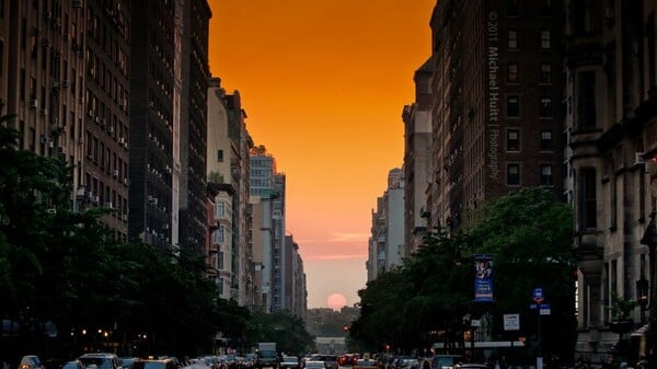 Manhattanhenge:Ο ήλιος δύει ανάμεσα στους ουρανοξύστες