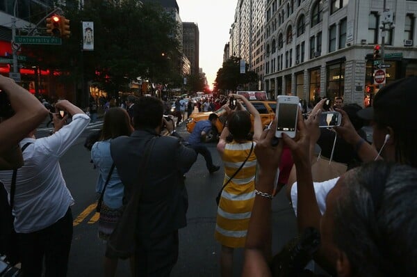 Manhattanhenge:Ο ήλιος δύει ανάμεσα στους ουρανοξύστες