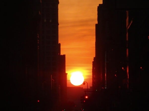 Manhattanhenge:Ο ήλιος δύει ανάμεσα στους ουρανοξύστες