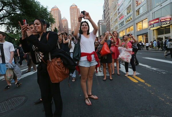 Manhattanhenge:Ο ήλιος δύει ανάμεσα στους ουρανοξύστες