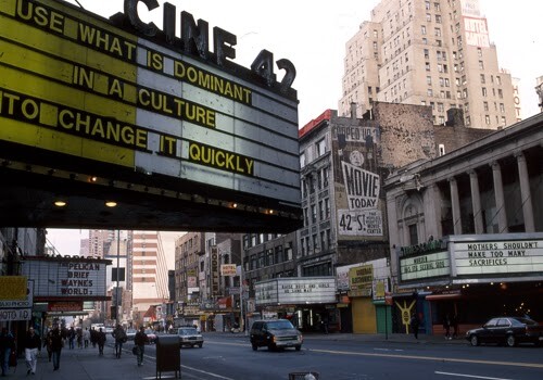 Η Times Square στα μέσα στης δεκαετίας του 1990. Αγνώριστη.