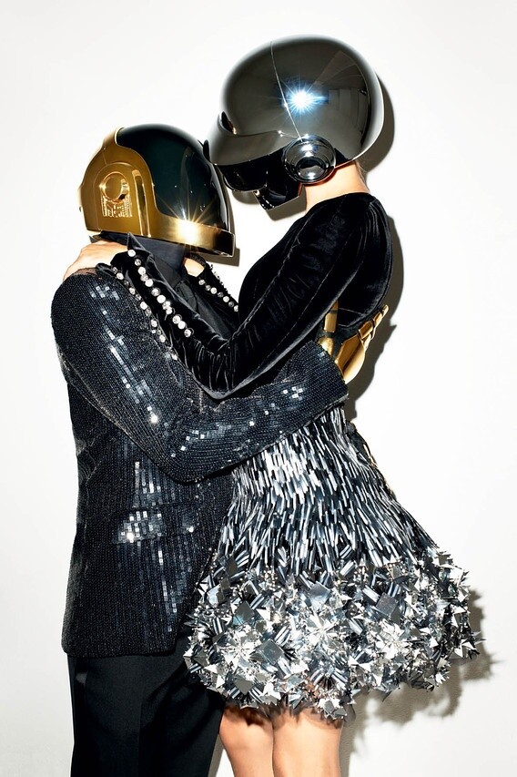 Oι Daft Punk αγκαλιά με τη Gisele