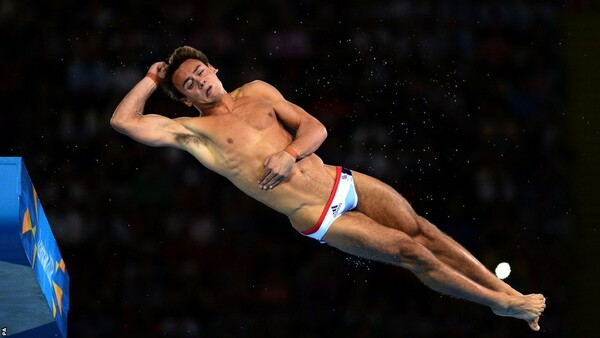 O Tom Daley δίνει τέλος στα κουτσομπολιά για τον σύντροφό του