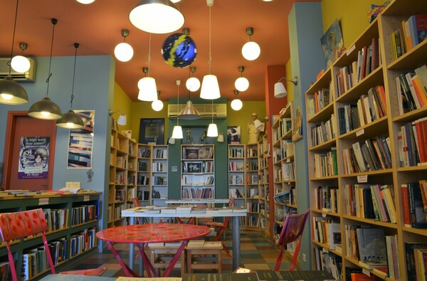 Βιβλιοπωλείο Πυξίδα: Support Your Local Bookstore