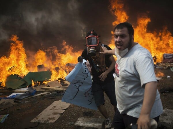 45 συγκλονιστικές φωτογραφίες από την εμφύλια σφαγή του Καίρου