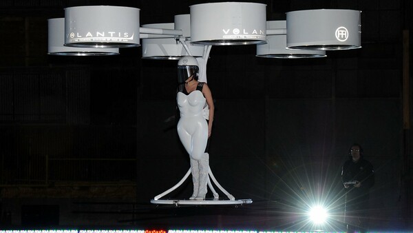 BINTEO: Η Lady Gaga δοκίμασε το πρώτο ιπτάμενο φόρεμα του κόσμου