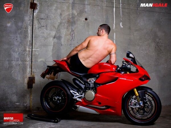 Άντρες pin-up καβάλα σε μια Ducati