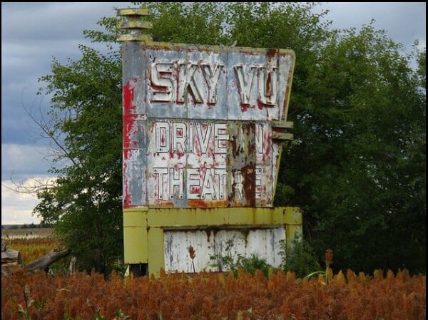 Τα πιο όμορφα - εγκαταλελειμμένα και μη - Drive In του κόσμου.