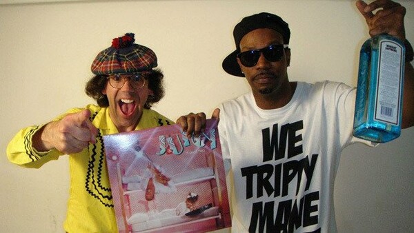 Nardwuar: Οι ιδιοφυείς συνεντεύξεις του αλλόκοτου αυτού Καναδού..