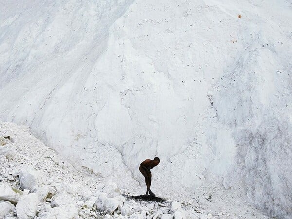 Οι χορευτές και οι ακροβάτες του Bertil Nilsson δαμάζουν τη φύση