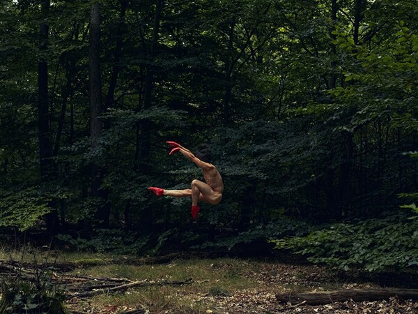 Οι χορευτές και οι ακροβάτες του Bertil Nilsson δαμάζουν τη φύση