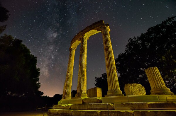 Αρχαίοι χώροι κάτω από τον έναστρο ουρανό της Ελλάδας