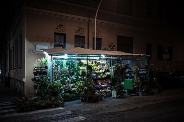 Χαράματα στα 24ωρα λουλουδάδικα της Ρώμης