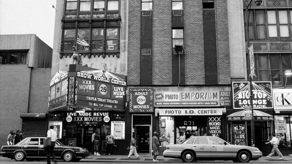 Η Times Square στα μέσα στης δεκαετίας του 1990. Αγνώριστη.