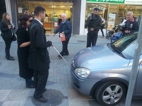 Περαστικοί περπάτησαν με μάσκες για να μπουν για λίγο στην θέση των τυφλών