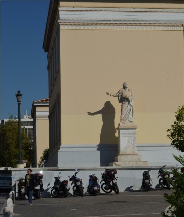 Τις προάλλες η Κατερίνα Λουκά περπάτησε στο κέντρο της Αθήνας και τράβηξε φωτογραφίες