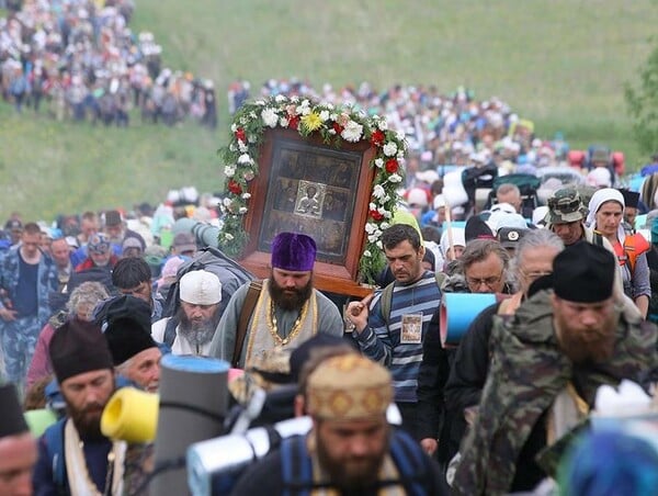 Ρώσοι κάνουν πορεία 150 χλμ. για να λιτανεύσουν θαυματουργή εικόνα (εεε...δηλ. ένα πιστό αντίγραφο της θαυματουργής)