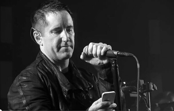 Με ποιον μιλάει ο Trent Reznor;