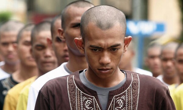 Ινδονήσιοι punks συλλαμβάνονται και κουρεύονται από την αστυνομία!