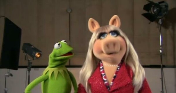 Ο Kermit και η Piggy συγχαίρουν την Kate και τον Will