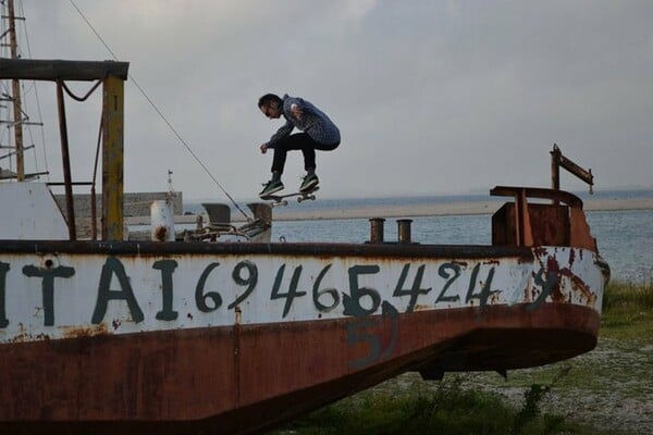 Streetskate στους δρόμους της Λευκάδας και στις εγκαταλελειμμένες Αμερικάνικες βάσεις