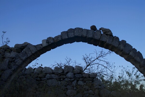 Ανώνυμο χωριό στα ορεινά της Κρήτης. Κάτοικοι: τρεις