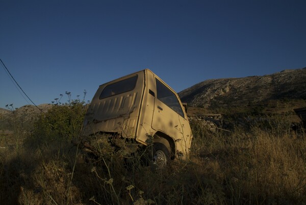 Ανώνυμο χωριό στα ορεινά της Κρήτης. Κάτοικοι: τρεις