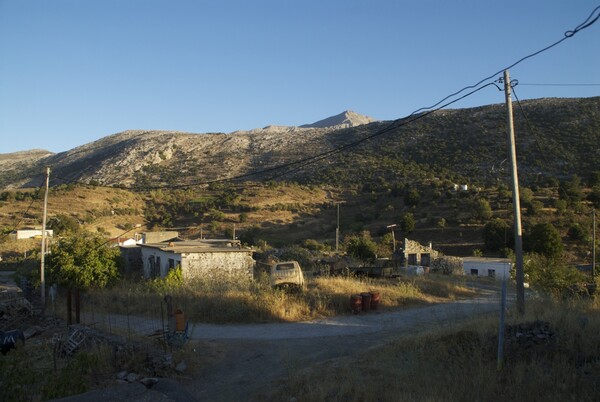 Ανώνυμο χωριό στα ορεινά της Κρήτης. Κάτοικοι: τρεις