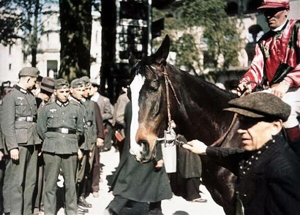 45 έγχρωμες φωτογραφίες από το κατεχόμενο Παρίσι (1940-1944)