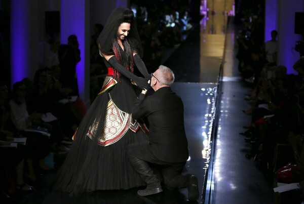 H Conchita φωτογραφίζεται από τον Κarl Lagerfeld