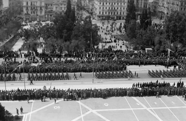 H πρώτη παρέλαση μετά την απελευθέρωση στην Αθήνα της 25ης Μαρτίου 1945