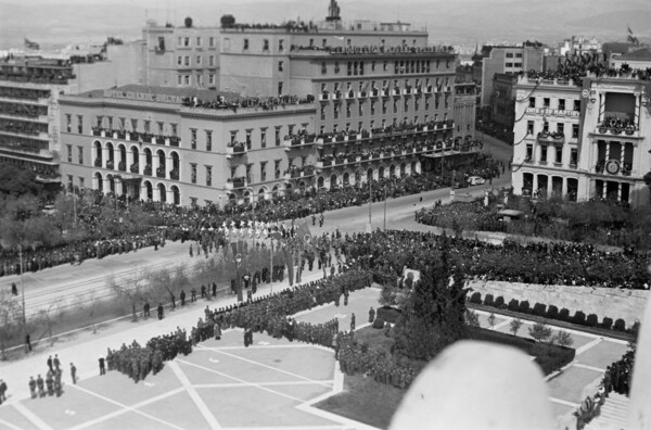 H πρώτη παρέλαση μετά την απελευθέρωση στην Αθήνα της 25ης Μαρτίου 1945