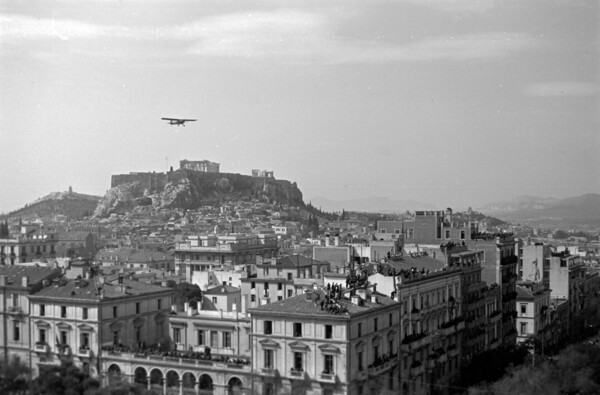 H πρώτη παρέλαση μετά την απελευθέρωση στην Αθήνα της 25ης Μαρτίου 1945